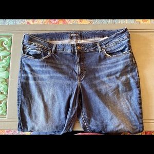 👖Silver Jeans Medium Wash Avery Straight Leg
